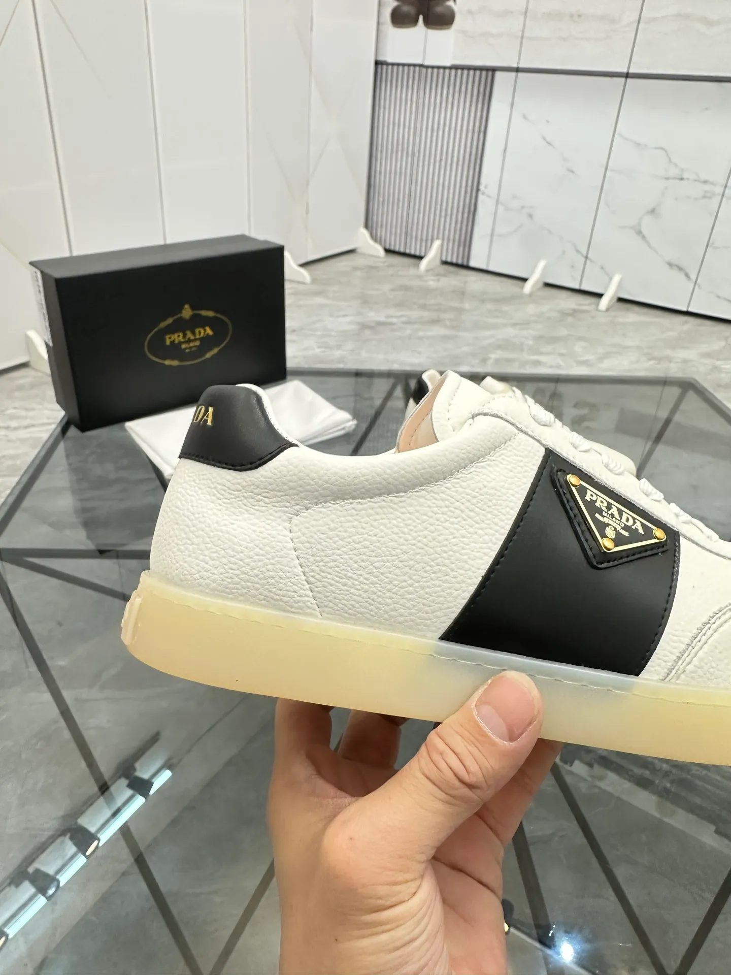 Men's shoes: 💰P400¥ Product trademark: Prada *"Prada*" low-top casual shoes Regular size: 38-44 (can be customized to 45) Product materials: imported cowhide upper, sheepskin lining, original outsole. Number: 020